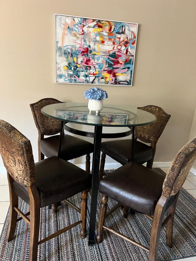 Serene 2bed 1bath condo with parking